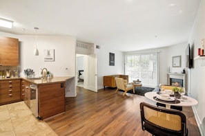 Interior - Cozy 1-bedroom apartment with AC and WiFi in phenomenal Marina del Rey (Marina del Rey)