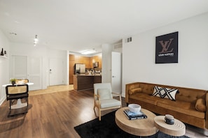 Living area - Cozy 1-bedroom apartment with AC and WiFi in phenomenal Marina del Rey (Marina del Rey)