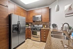 Private kitchen - Cozy 1-bedroom apartment with AC and WiFi in phenomenal Marina del Rey (Marina del Rey)