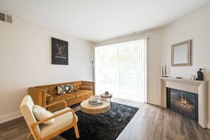Living area - Cozy 1-bedroom apartment with AC and WiFi in phenomenal Marina del Rey (Marina del Rey)