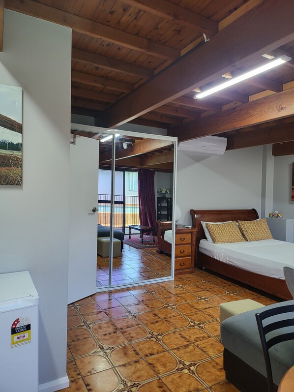 1 habitación, tabla de planchar con plancha, wifi y ropa de cama 