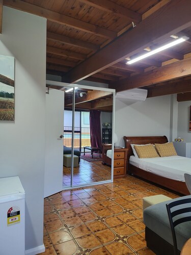 Stylish Cozy Swimming Pool Facing Self-Contained Room No 2 in delightful Windsor