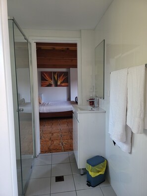 1 slaapkamer, een strijkplank/strijkijzer, wifi, beddengoed