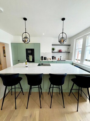 Private kitchen - Newly Refurbished w/ River Views (Greater London)