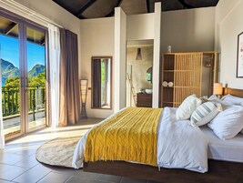 Ropa de cama de alta calidad, muebles diferentes y cortinas blackout 