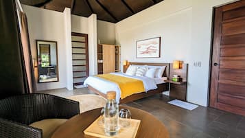Suite Panorama, 1 Tempat Tidur King, pemandangan laut | Seprai premium dan dilengkapi dengan perabotan berbeda-beda