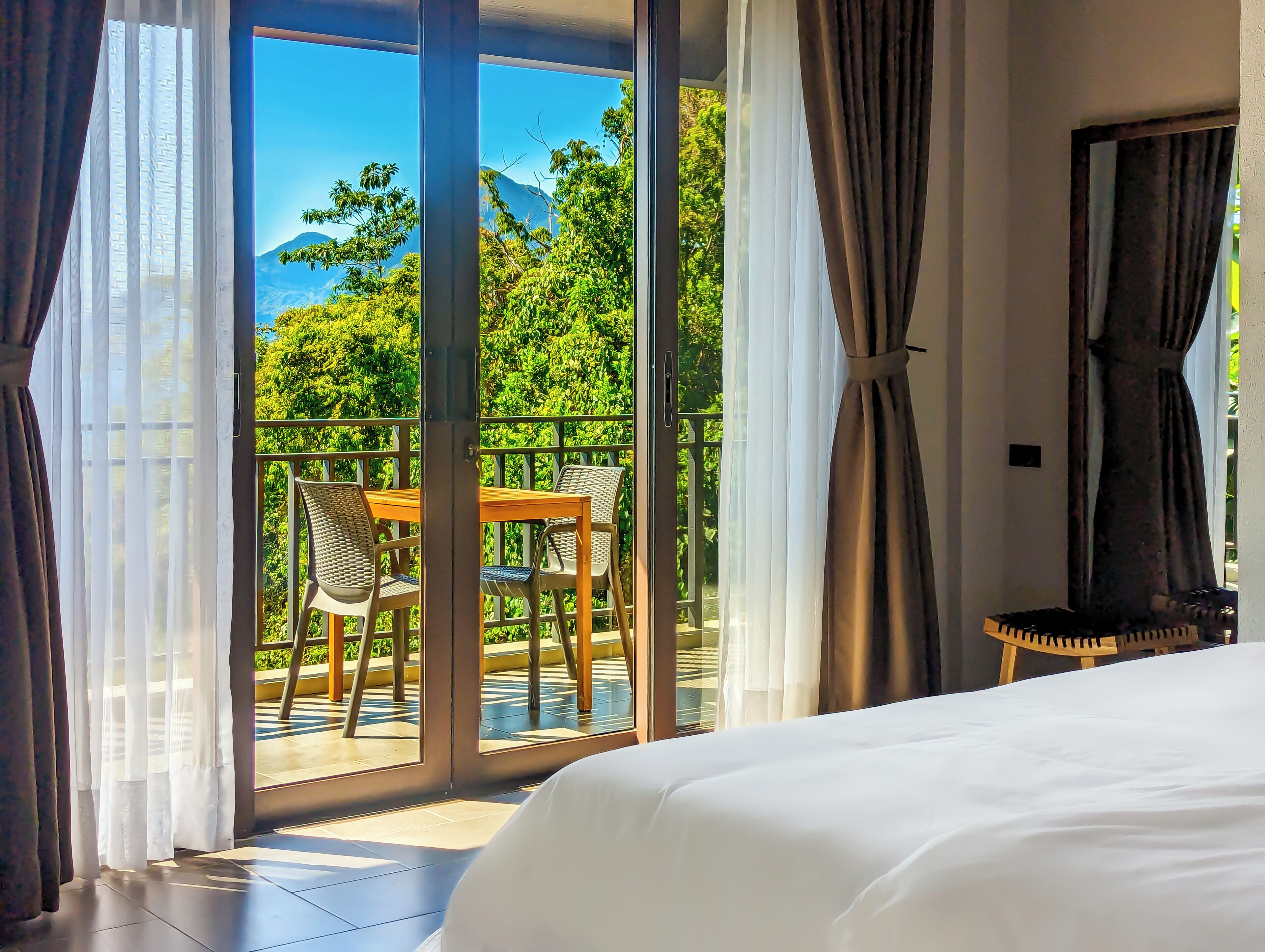 高級寝具、客室ごとに異なるインテリア、遮光カーテン、WiFi (無料)