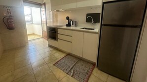 A modern kitchen with a stainless steel refrigerator, a kettle, and a coffee maker. - João Paulo II - Fátima (Fátima)