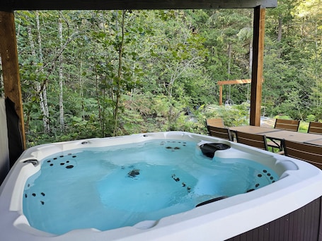 Outdoor spa tub. North Cascades Escape- spacious 5 bedroom, Hot Tub, family-friendly, WiFi, AC