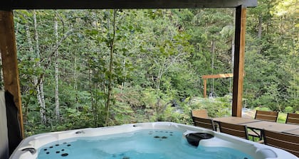 North Cascades Escape- spacious 5 bedroom, Hot Tub, family-friendly, WiFi, AC