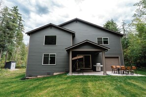 Exterior - North Cascades Escape- spacious 5 bedroom, Hot Tub,  family-friendly, WiFi, AC (Concrete)