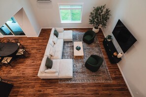 Smart-TV, Videospiele, Tischfußball, Tischtennisplatte