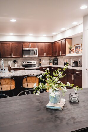 Een koelkast, een microgolfoven, een oven, een kookplaat