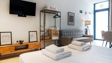 Een bureau, een strijkplank/strijkijzer, reisbedje, wifi