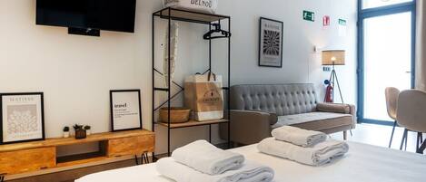 Bureau, fer et planche à repasser, lit parapluie, Wi-Fi