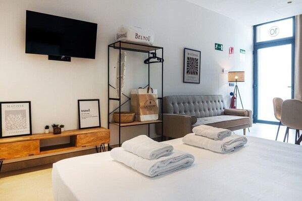 Desk, iron/ironing board, travel cot, WiFi - VLC HOST - Zapadores J (Valencia)