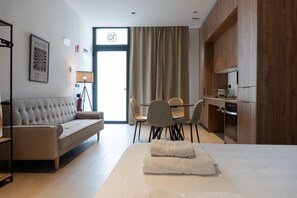 Bureau, fer et planche à repasser, lit de bébé portatif, Wi-Fi