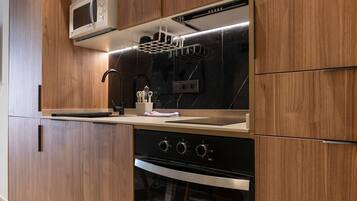 Een koelkast, een magnetron, een oven, een vaatwasser