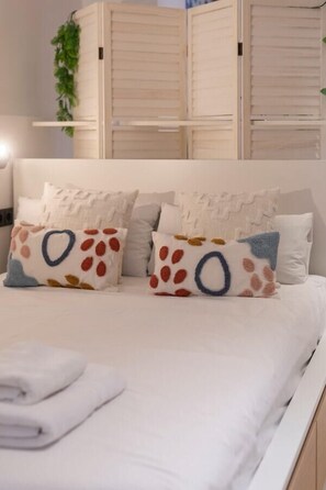 Desk, iron/ironing board, travel crib, WiFi - VLC HOST - Zapadores G (Valencia)