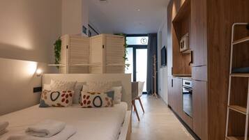 Een bureau, een strijkplank/strijkijzer, reisbedje, wifi