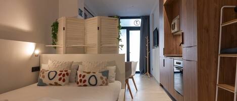 Desk, iron/ironing board, travel cot, WiFi