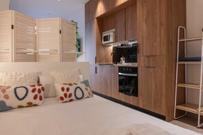 Desk, iron/ironing board, travel crib, WiFi - VLC HOST - Zapadores G (Valencia)