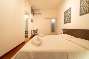 1 habitación, tabla de planchar con plancha, cuna de viaje y wifi 