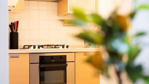 A kitchen with a gas stove, oven, and a cabinet with utensils. - Welcome to our exclusive residence in the heart of Milan, located in Porta Venezia, one of the liveliest and most sought-after areas of the city. This charming B&B offers you the perfect balance between modern comfort and Milanese authenticity.The apartm (Milano)