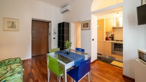A compact living space with a dining area, kitchenette, and a door leading to another room. - Welcome to our exclusive residence in the heart of Milan, located in Porta Venezia, one of the liveliest and most sought-after areas of the city. This charming B&B offers you the perfect balance between modern comfort and Milanese authenticity.The apartm (Milano)