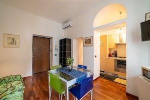Dining - Welcome to our exclusive residence in the heart of Milan, located in Porta Venezia, one of the liveliest and most sought-after areas of the city. This charming B&B offers you the perfect balance between modern comfort and Milanese authenticity.The apartm (Milano)
