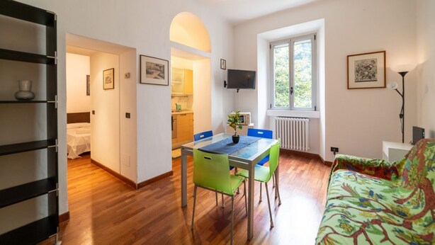 A room with a dining table, chairs, a sofa, a TV, and a window. - Welcome to our exclusive residence in the heart of Milan, located in Porta Venezia, one of the liveliest and most sought-after areas of the city. This charming B&B offers you the perfect balance between modern comfort and Milanese authenticity.The apartm (Milano)