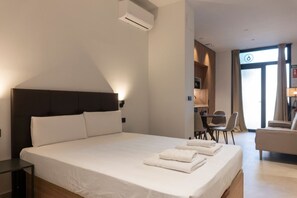Schreibtisch, Bügeleisen/Bügelbrett, Reisekinderbett, WLAN