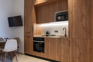 Kühlschrank, Mikrowelle, Ofen, Wasserkocher mit Kaffee-/Teezubehör