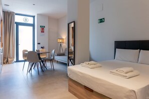 Schreibtisch, Bügeleisen/Bügelbrett, Reisekinderbett, WLAN