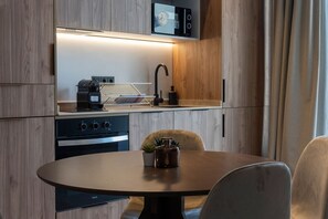 Kjøleskap, mikrobølgeovn, ovn og kaffetrakter/tekoker
