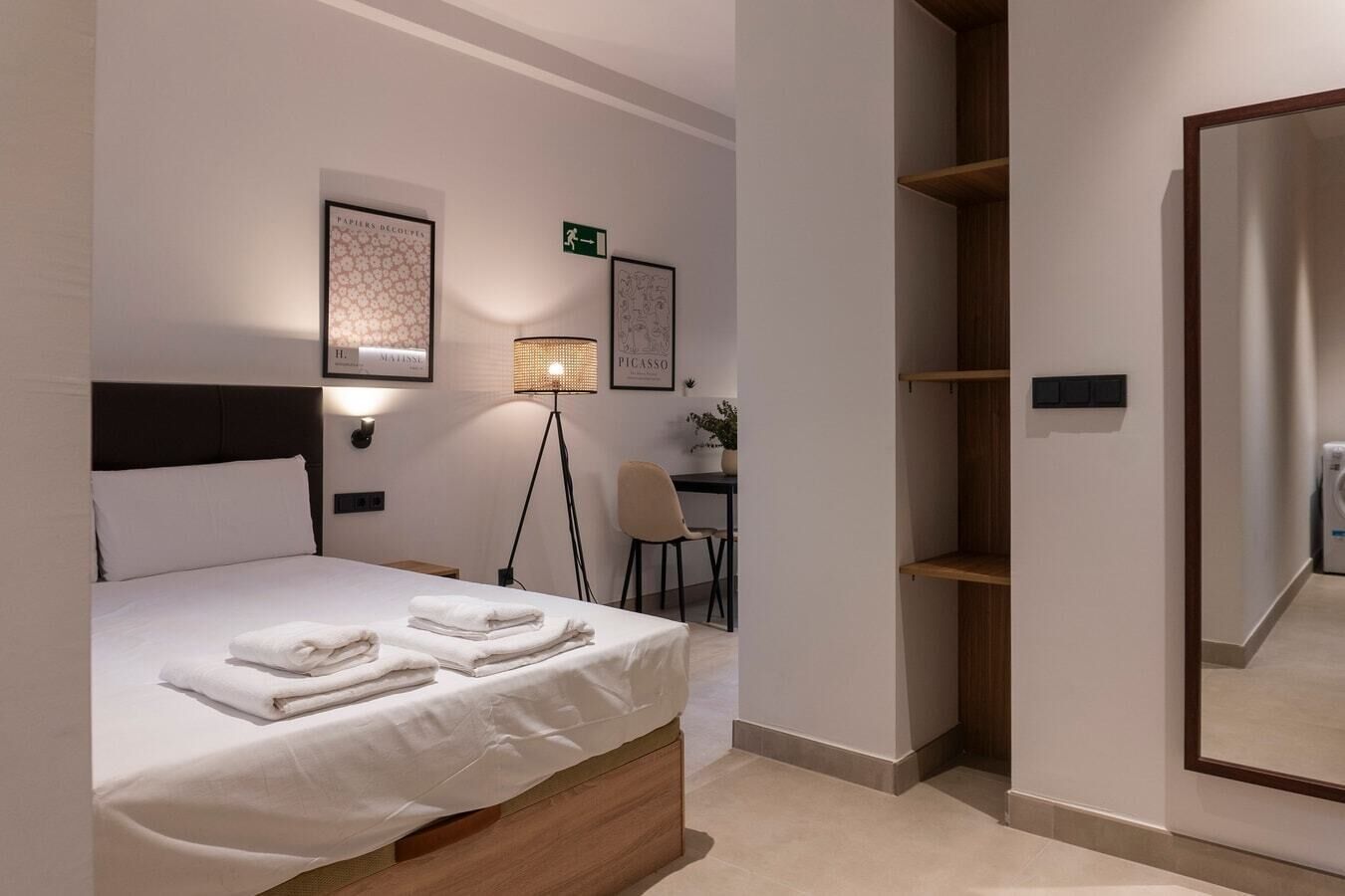 Een bureau, een strijkplank/strijkijzer, reisbedje, wifi