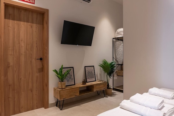 Desk, iron/ironing board, travel cot, WiFi - VLC HOST - Zapadores E (Valencia)