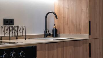 Réfrigérateur, micro-ondes, four, cafetiÚre/bouilloire