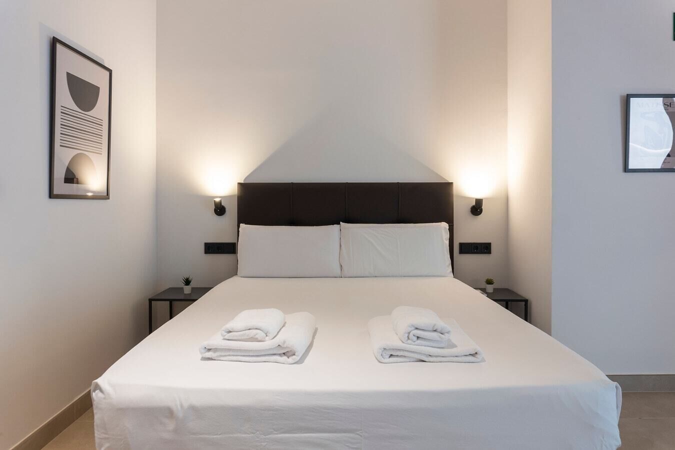 Een bureau, een strijkplank/strijkijzer, reisbedje, wifi