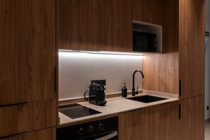 Kylskåp, mikrovågsugn, ugn och kaffe- och tebryggare