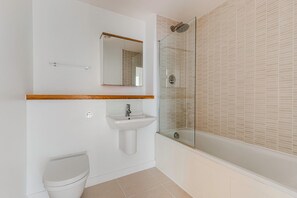 Hair dryer, towels - Remarkable Limehouse 1BR, near Shopping & Dining, by Blueground (London)