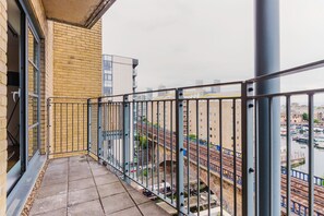 Property grounds - Remarkable Limehouse 1BR, near Shopping & Dining, by Blueground (London)