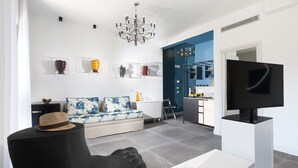 A modern living room with a sofa, a coffee table, and a TV on a stand. - Design flat - Pesce (Piano di Sorrento)