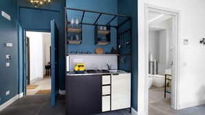 A modern kitchen with a black and white color scheme, a built-in sink, and a countertop with various kitchen items. - Design flat - Pesce (Piano di Sorrento)