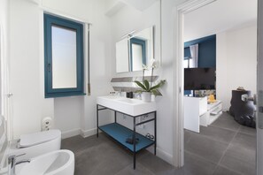 Een douche, een haardroger, handdoeken