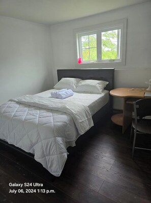 2 bedrooms, in-room safe, iron/ironing board, free WiFi - This is a family-friendly place. (Dartmouth)