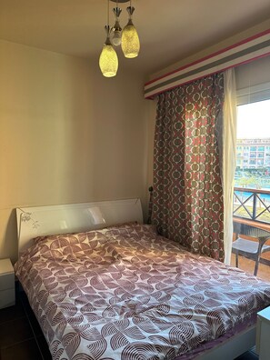 2 عدّة غرف نوم ومكواة/لوح كي وواي فاي وملاءات أسرّة