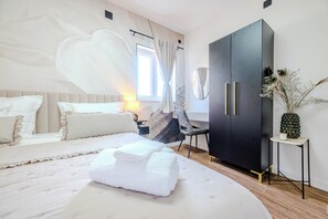 Une chambre moderne avec un grand lit, une armoire, un bureau et un miroir décoratif.