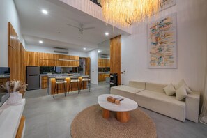 Villa Deluxe, 1 chambre, vue piscine | Coin séjour | Télévision à écran plat