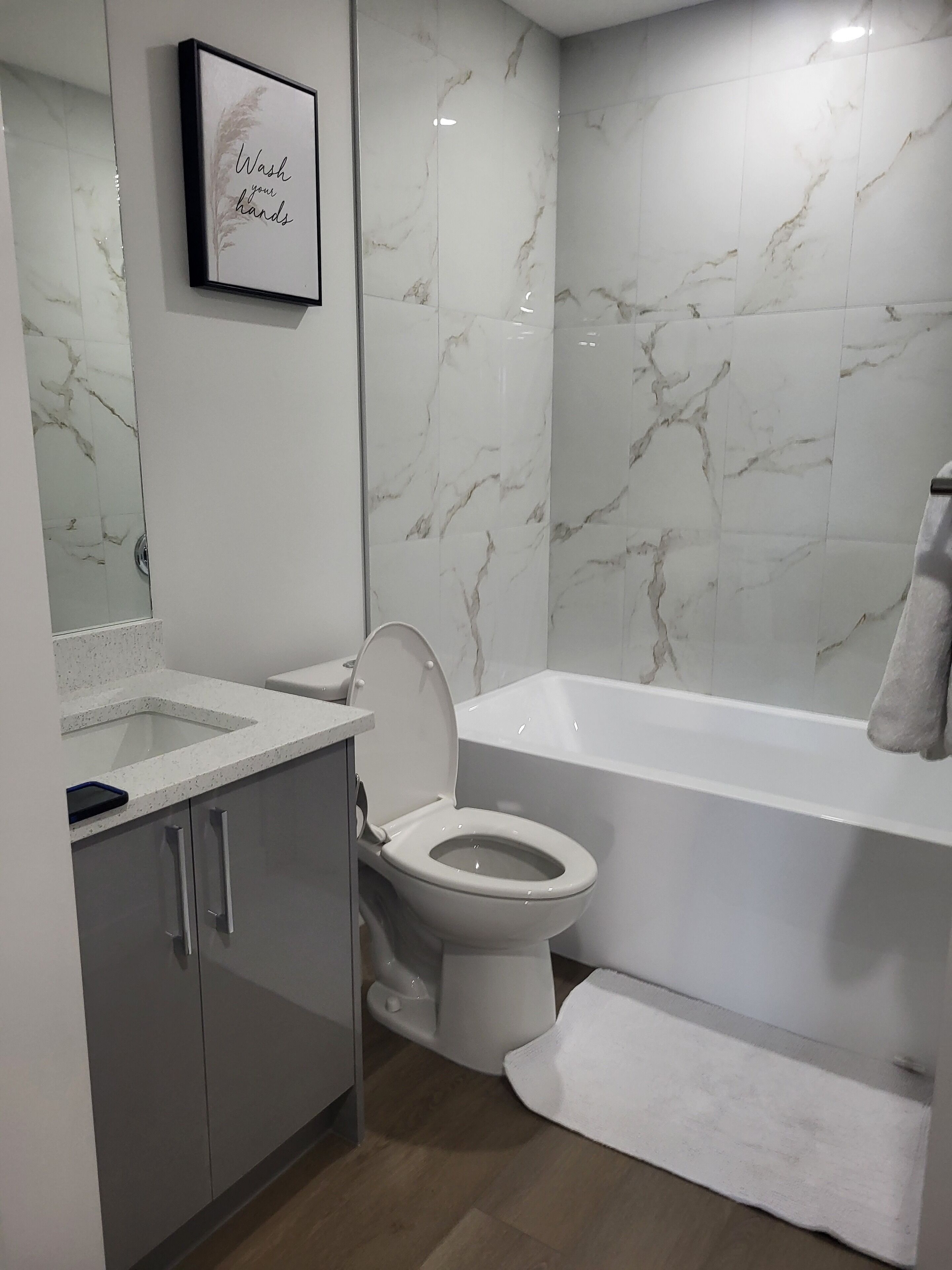Secadora de cabello, bidet, toallas, jabón 